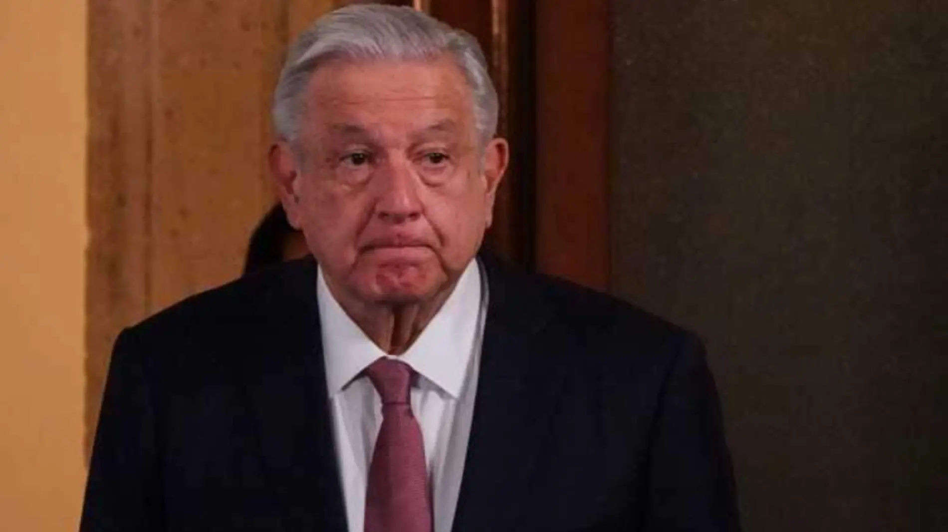 Presidente Andres Manuel lopez obrador llegando a conferencia